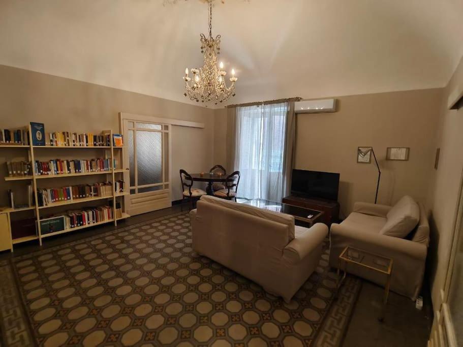 Retroetnea - Appartamento In Centro Storico - Con Camere Comunicanti Катанія Екстер'єр фото