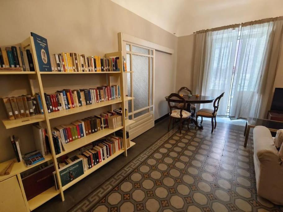 Retroetnea - Appartamento In Centro Storico - Con Camere Comunicanti Катанія Екстер'єр фото